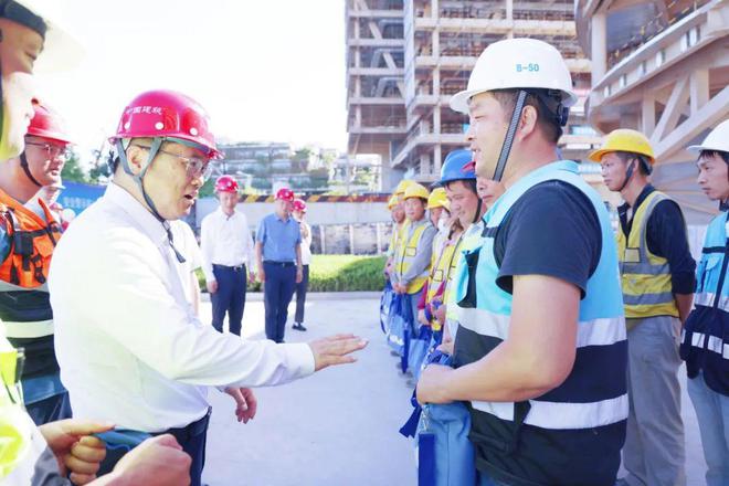 完美体育平台：杨浦区领导看望慰问高温一线工作者(图1)