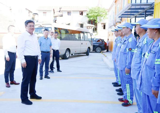 完美体育平台：杨浦区领导看望慰问高温一线工作者(图2)