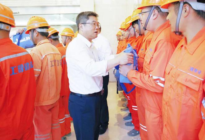 完美体育平台：杨浦区领导看望慰问高温一线工作者(图3)