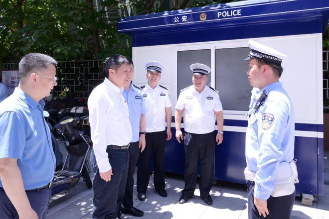 完美体育平台：杨浦区领导看望慰问高温一线工作者(图4)