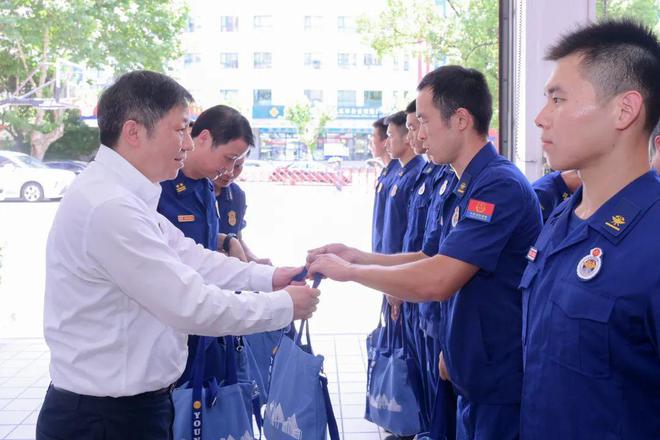 完美体育平台：杨浦区领导看望慰问高温一线工作者(图5)