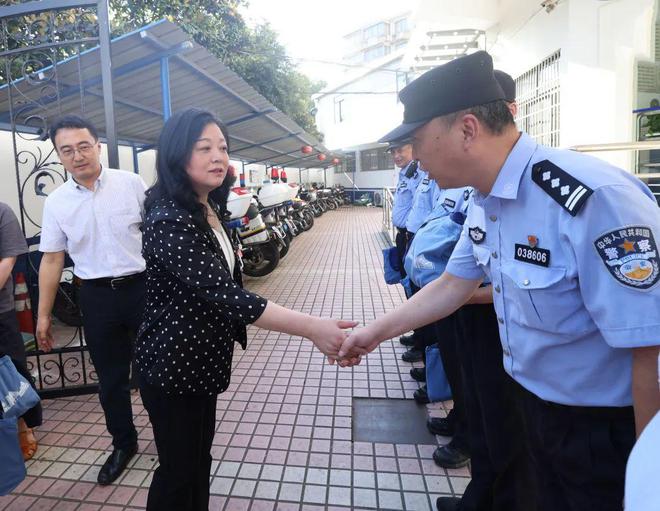 完美体育平台：杨浦区领导看望慰问高温一线工作者(图7)