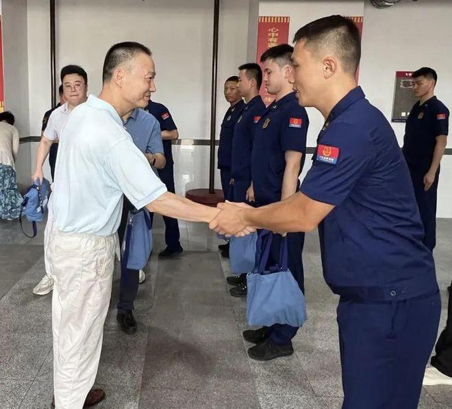 完美体育平台：杨浦区领导看望慰问高温一线工作者(图8)