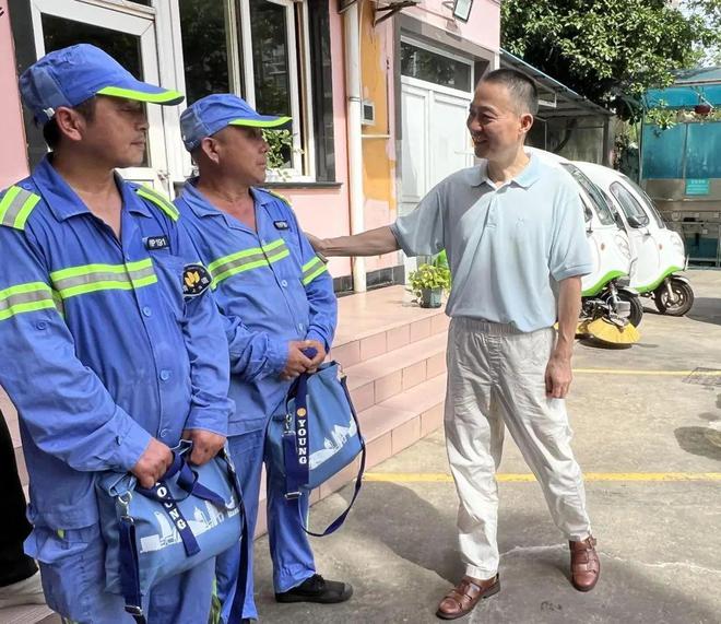 完美体育平台：杨浦区领导看望慰问高温一线工作者(图9)