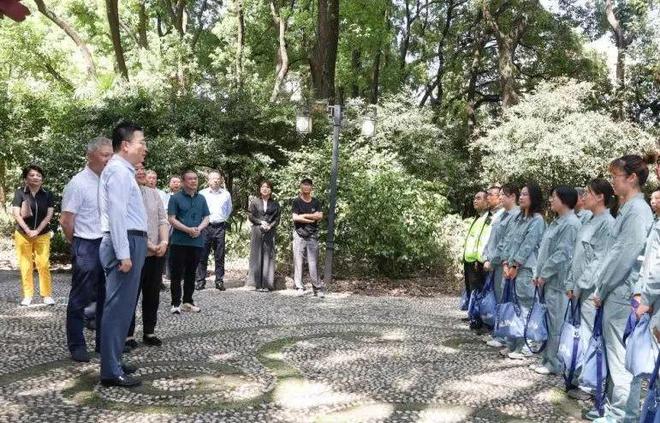 完美体育平台：杨浦区领导看望慰问高温一线工作者(图10)