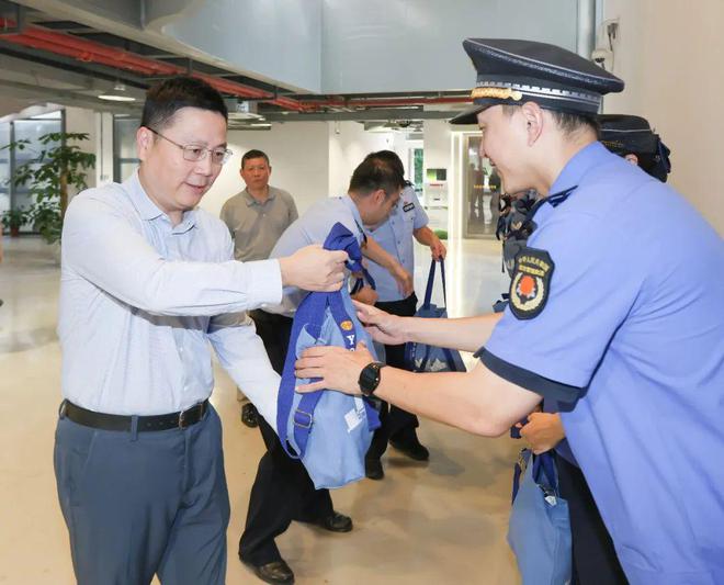 完美体育平台：杨浦区领导看望慰问高温一线工作者(图11)