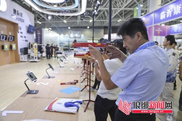 完美体育平台：第五届山东体育用品博览会在临沂闭幕(图3)