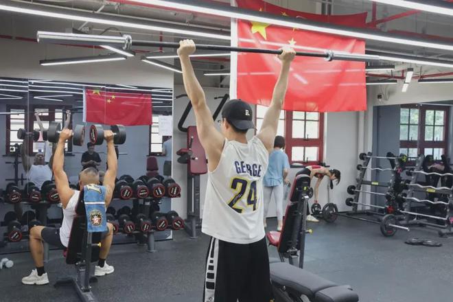 完美体育网站：热爱运动的你：快来这些健身驿站一展身手吧！(图1)