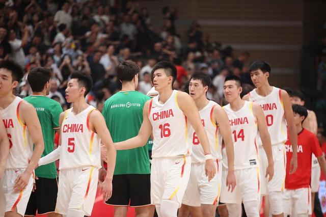 完美体育平台：男篮结束夏训给4名年轻球员留作业强化力量待查