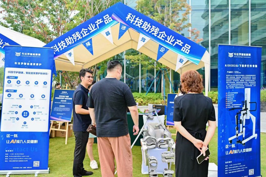 完美体育平台：成都“美丽工坊”走进第十一届西部中小企业发展大会