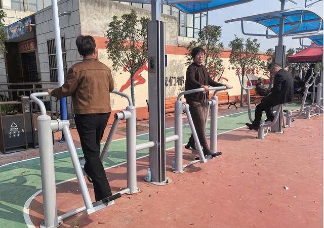 情系家乡发展捐建健身广场(图5)