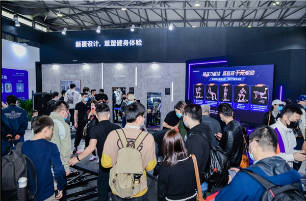 完美体育平台：闪耀登场IWFGYMGEST源动智慧新品跑步机、力量站引爆健身热潮!(图3)