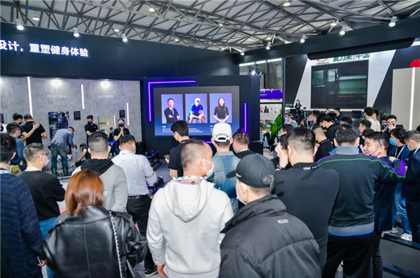 完美体育平台：闪耀登场IWFGYMGEST源动智慧新品跑步机、力量站引爆健身热潮!(图2)