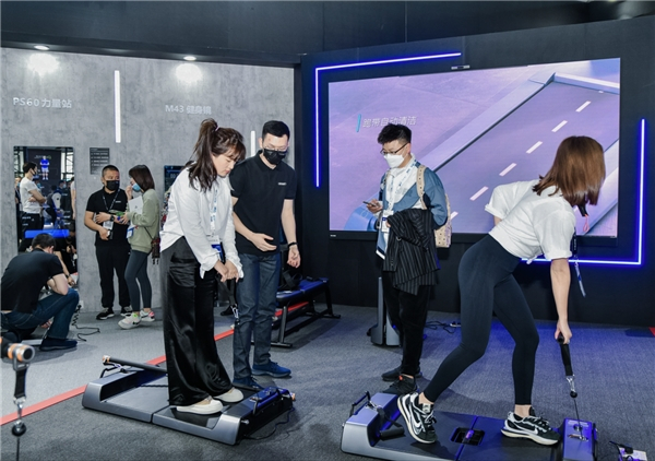 完美体育平台：闪耀登场IWFGYMGEST源动智慧新品跑步机、力量站引爆健身热潮!(图4)