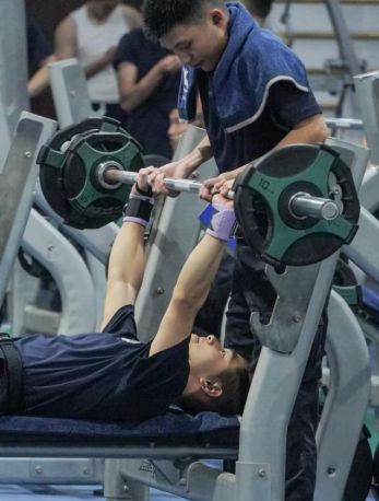 这么拼！晚高峰甚至要排队取号！浙江最牛健身高校火了(图2)