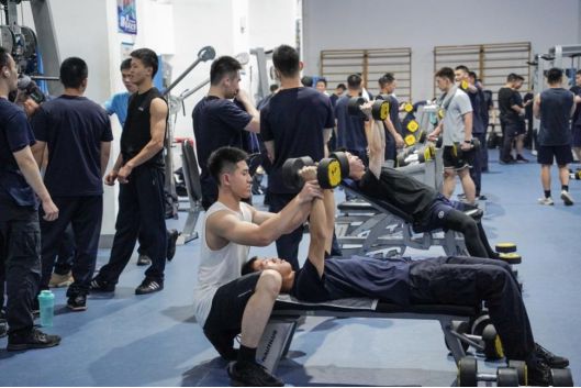 这么拼！晚高峰甚至要排队取号！浙江最牛健身高校火了(图1)