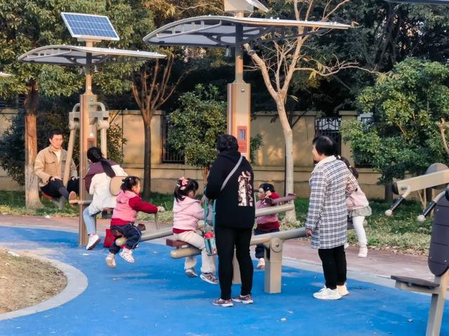 科技感十足！松江这片绿地新增一批智能健身器材(图4)