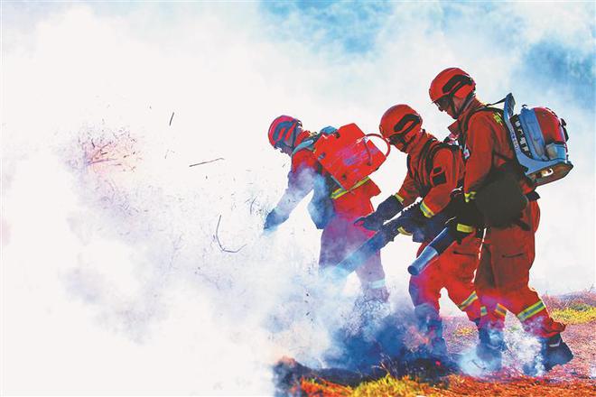 逆火前行用忠诚守护绿水青山(图2)