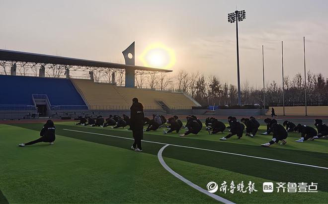 完美体育网站:新春走基层|拿下300多块金牌的聊大龙舟队一放假就开始冬训