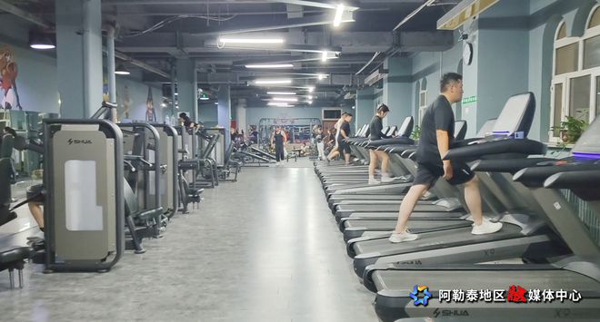 新疆阿勒泰：冬季运动不“降温”(图3)
