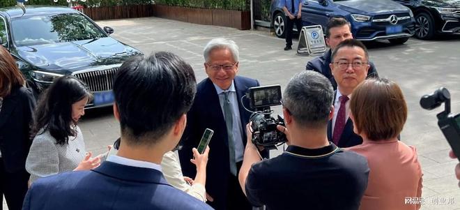 曝黄仁勋与DeepSeek创始人梁文锋见面；霸王茶姬美股上市丨邦早报(图5)