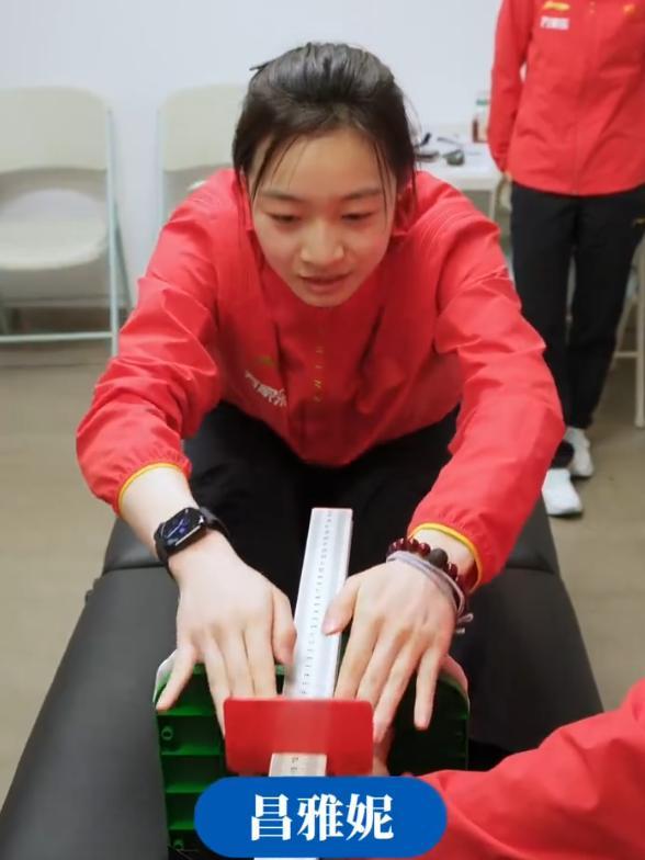 泳坛柔韧度新：陈芋汐勉强上榜全红婵第三第一名让我意外(图2)