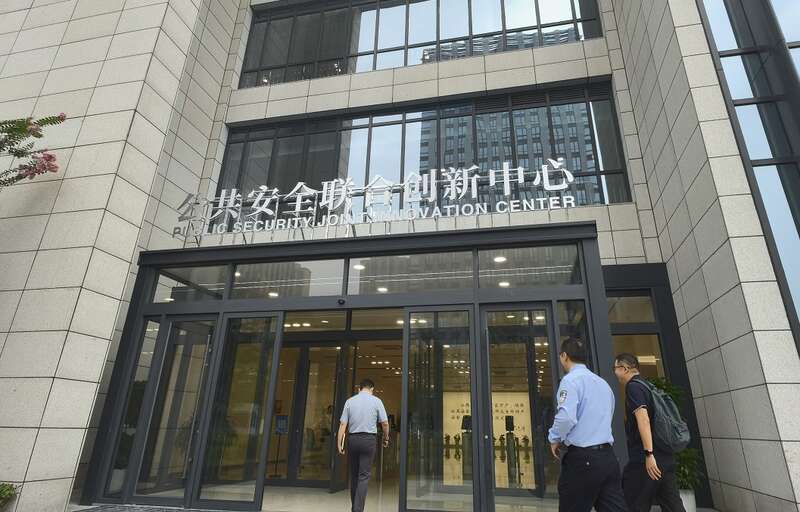 完美体育网站：阳光下的守护｜江苏连云港：科技赋能安防产业“开花结果”(图3)