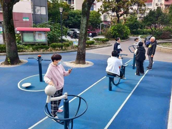 完美体育网站：器材、地面、采光全优化！这个健身苑的更新太懂居民心(图4)