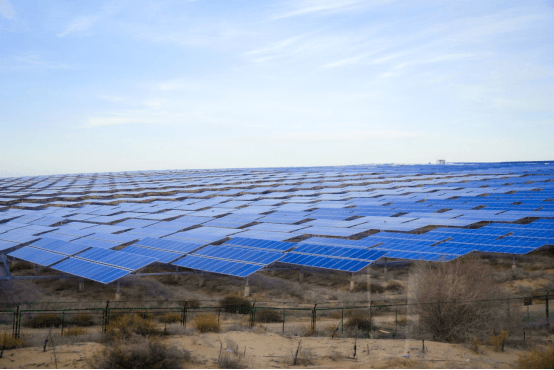 完美体育网站：智慧运维守护塞北绿电长城大疆无人机助力“沙漠变绿洲”(图2)