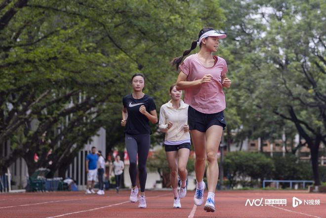 完美体育用品有限公司：高清图集：广东名将莫家蝶迎400米栏卫冕战七点半直播！(图2)