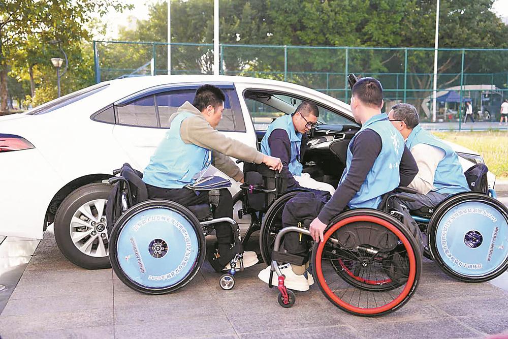 风雨中励志轮椅上逐梦